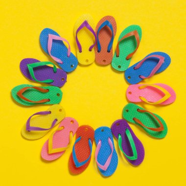 Renkli bir yaz koleksiyonu Parlak bir yel üzerinde sandaletler