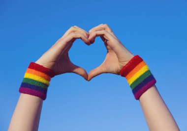 Gay gurur konsepti. Gey gururuyla el işareti yapan Lgbt 