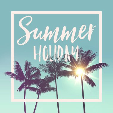 Yaz mesajı, parlak güneşe karşı tropik palmiye ağacı silueti