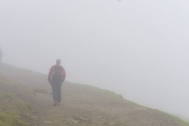 Snowdonia, Galler: 14 Ağustos 2018: Yürüyüşçüler yollarına devam ediyorlar