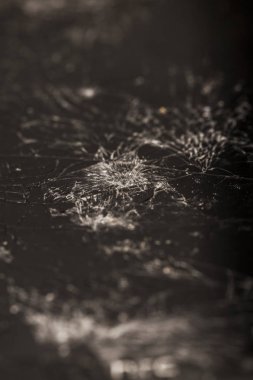 Bir cep telefonunun kırılmış kırık ekranı.