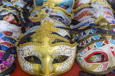 Venedik karnavalı Mardi Gras maskesi seçimi.