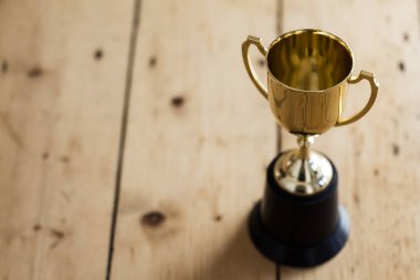 Tahta arka planda altın ödüller.