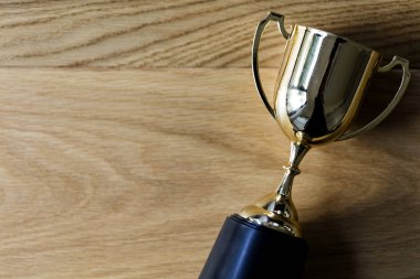 Tahta arka planda altın ödüller.