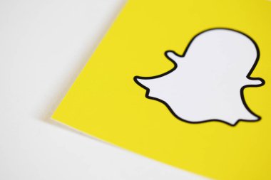 Oxford, Uk - 5 Aralık 2016: Papanın üzerine Snapchat logoları basıldı