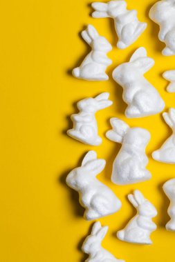 Parlak sarı arka planda Paskalya tavşanları