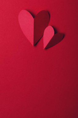 Kırmızı kağıt, kalbi kırmızı arka planda sever. Sevgililer Günü.