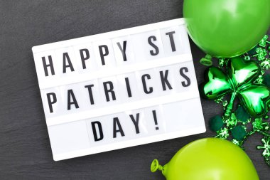 Mutlu Aziz Patrick günleri. Yeşil süslemeli ışık kutusu mesajı.