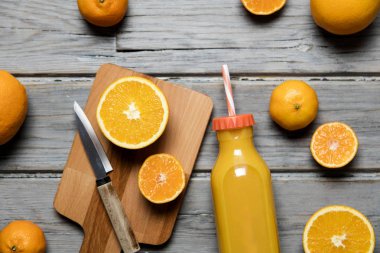 Şişe içinde taze portakal suyu. Köy ağacında portakallar var.