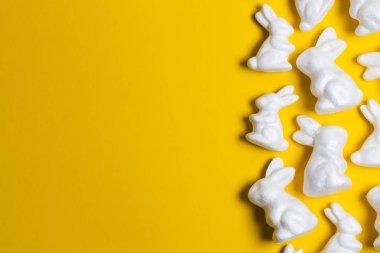 Parlak sarı arka planda Paskalya tavşanları