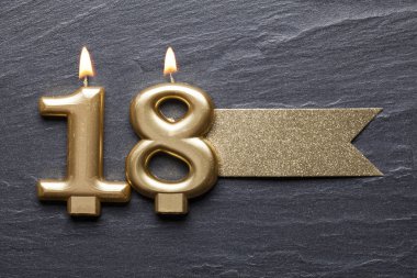 Parlak etiketli 18 numaralı kutlama mumu.