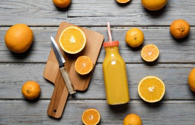 Şişe içinde taze portakal suyu. Köy ağacında portakallar var.