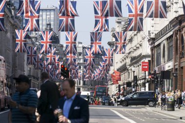 Londra, Uk - 16 Mayıs 2018: Vekil Stre 'de İngiliz bayrağı sallanıyor