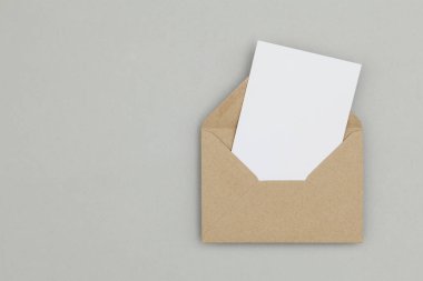 Kraft kahverengi kağıt zarf şablonu ile boş beyaz kart sizi taklit