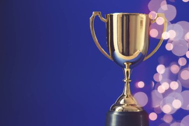 Altın ödüllüler kupası Bokeh bulanık ışıklarla