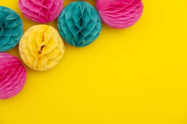 Parlak parti bal peteği ponpon süslemeleri