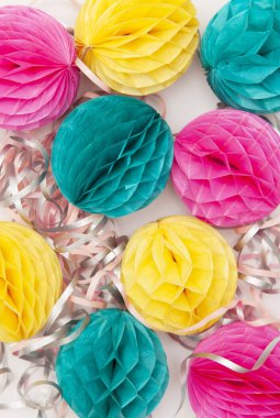 Parlak parti bal peteği ponpon süslemeleri