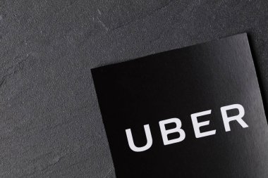 Uber logosunun fotoğrafı. Uber popüler bir taksi stilidir.