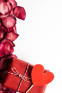 Sevgililer Günü hediyesi ve gül yaprağı arka planı