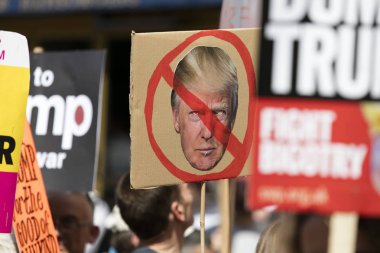 Londra, Uk - 14 Temmuz 2018: Büyük bir protestocu kitlesi toplandı