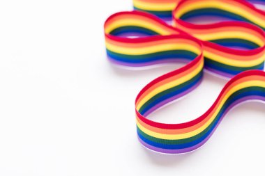 Beyaz arkaplanda gey gururu Lgbt gökkuşağı kurdelesi
