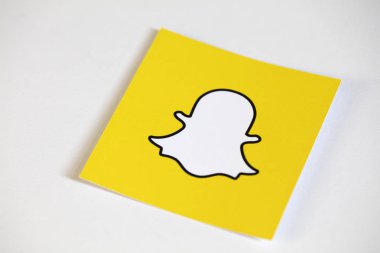 Oxford, Uk - 5 Aralık 2016: Papanın üzerine Snapchat logoları basıldı
