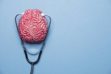 Akıl sağlığı konsepti. Mavi arka planda insan beyni