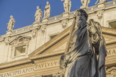 Aziz Paul Anıtı Vatikan 'daki Aziz Peter Bazilikası' nın önünde.