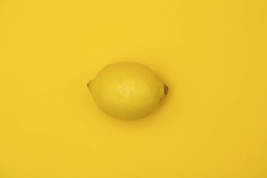 Sarı arka planda sarı limon