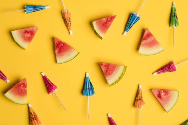 Karpuz ve kokteyl şemsiyesi tropik yaz arkaplanı