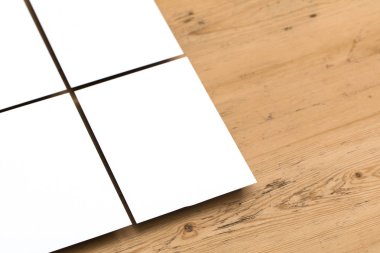 Tahta bir arka planda boş bir kartpostal ilanı.