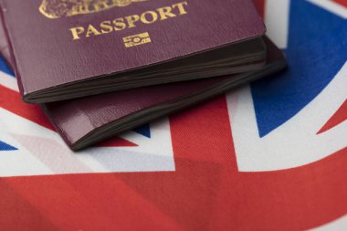 Büyük Britanya bayrağı taşıyan Birleşik Krallık pasaportu