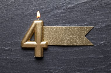 Altın numaralı kutlama mumu, simli etiketli.