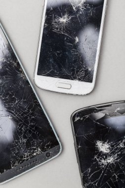 Bir cep telefonunun kırılmış kırık ekranı.