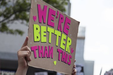 Protesto yürüyüşündeki bu siyasi pankarttan daha iyiyiz.