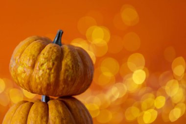 Cadılar Bayramı balkabakları parlak turuncu renkli ışıklara karşı bulanık