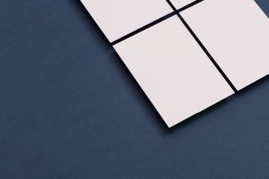 Mavi arkaplanda beyaz kartpostal ilanı