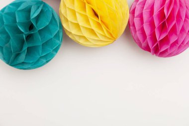 Parlak parti bal peteği ponpon süslemeleri