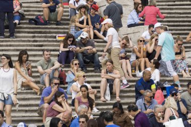 Roma, İtalya - 16 Haziran 2018: İspanyol basamaklarında turistler