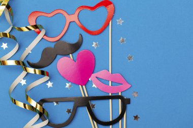 Mavi arka planda komik aksesuarları olan parti geçmişi. Düğün. 