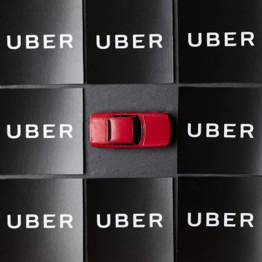 Uber logosu ve oyuncak arabanın fotoğrafı. Uber popüler bir ta