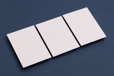 Mavi arkaplanda beyaz kartpostal ilanı