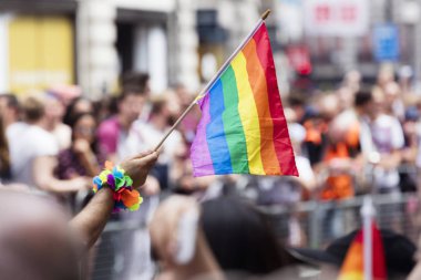 Londra 'da Lgbt Gay Yürüyüşü' nde gey gökkuşağı bayrağı