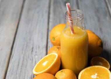 Şişe içinde taze portakal suyu. Köy ağacında portakallar var.