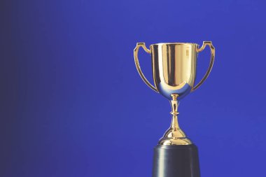 Altın ödüllü kupa mavi arka planda