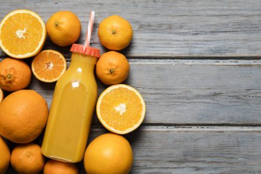 Şişe içinde taze portakal suyu. Köy ağacında portakallar var.