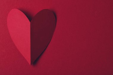 Kırmızı kağıt, kalbi kırmızı arka planda sever. Sevgililer Günü.