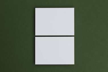 Yeşil arkaplanda boş beyaz kartpostal