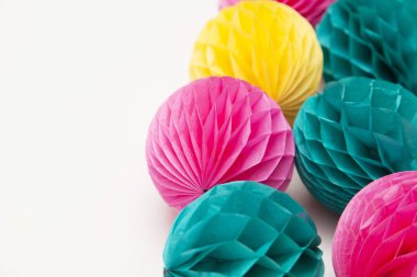 Parlak parti bal peteği ponpon süslemeleri