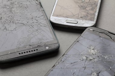 Bir cep telefonunun kırılmış kırık ekranı.